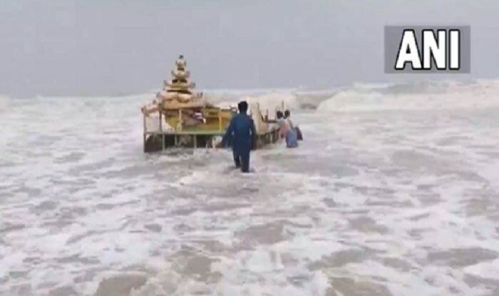 Cyclone Asani: एक तो असानी का डर, इस बीच समुद्र की ऊंची लहरों में बहकर आया 'सोने का रथ' मची सनसनी, देखें Video