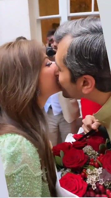 Kanika Kapoor kisses Gautam at their mehendi ceremony