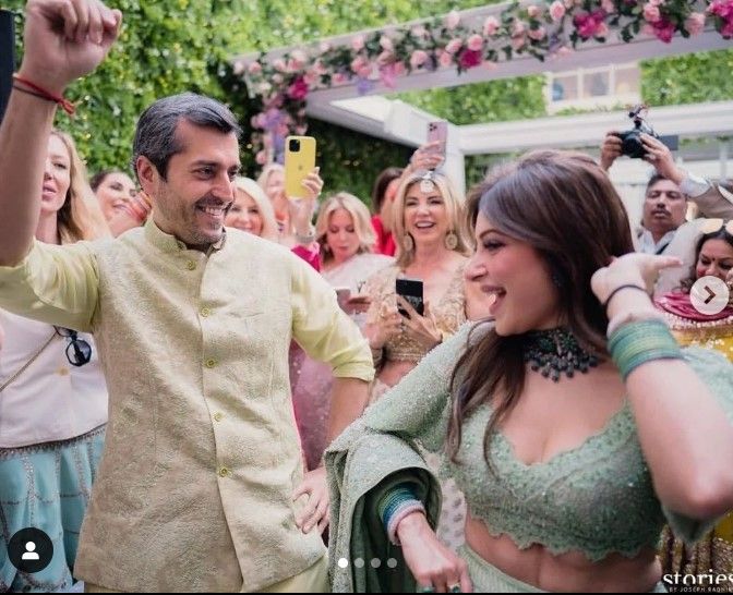 Kanika Kapoor and Gautam dance on Kajra Re