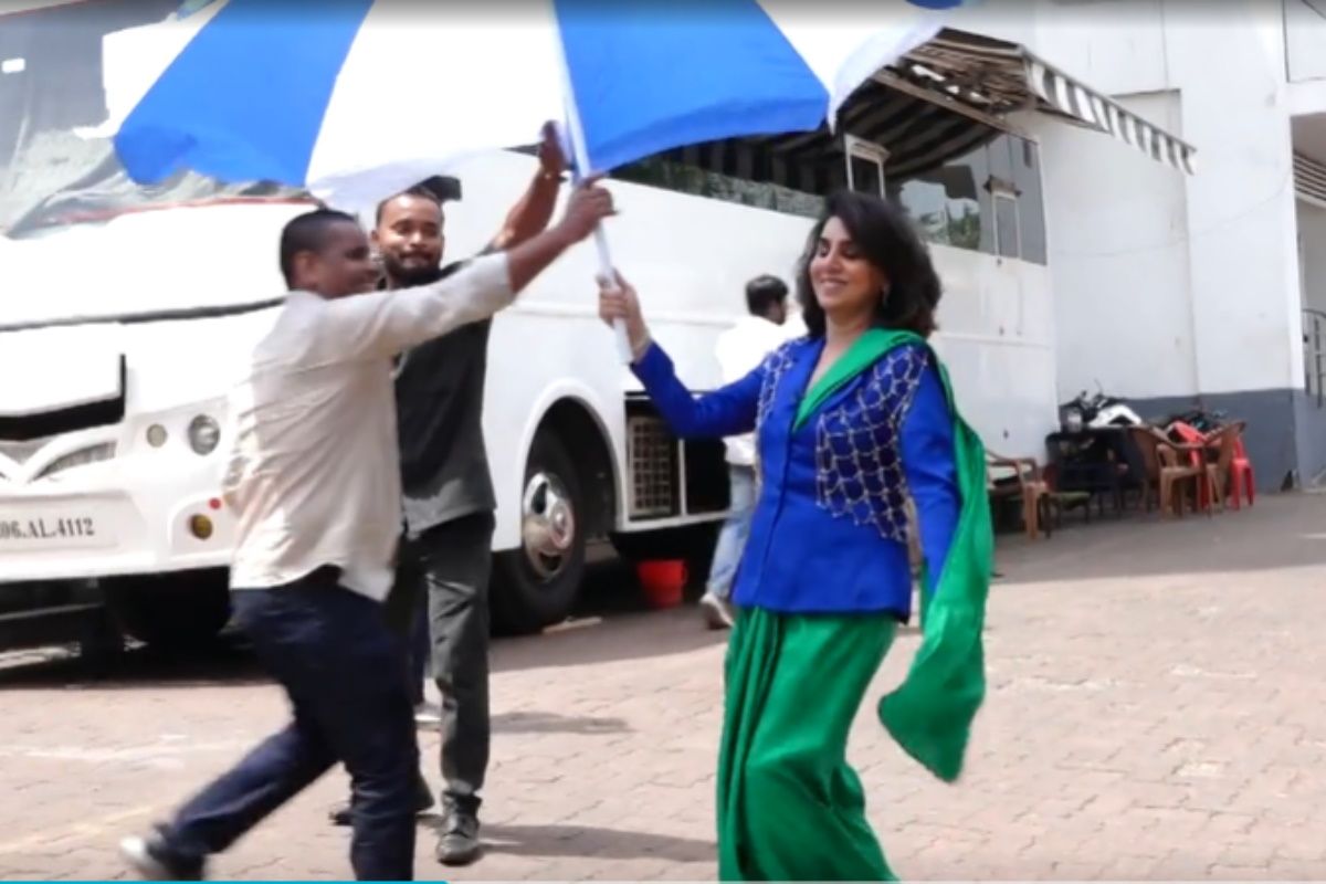 Video: 'डांस दीवाने' से सेट से वायरल हुआ Neetu Kapoor का अतरंगी लुक, तेज हवा में नहीं संभाला गया छाता