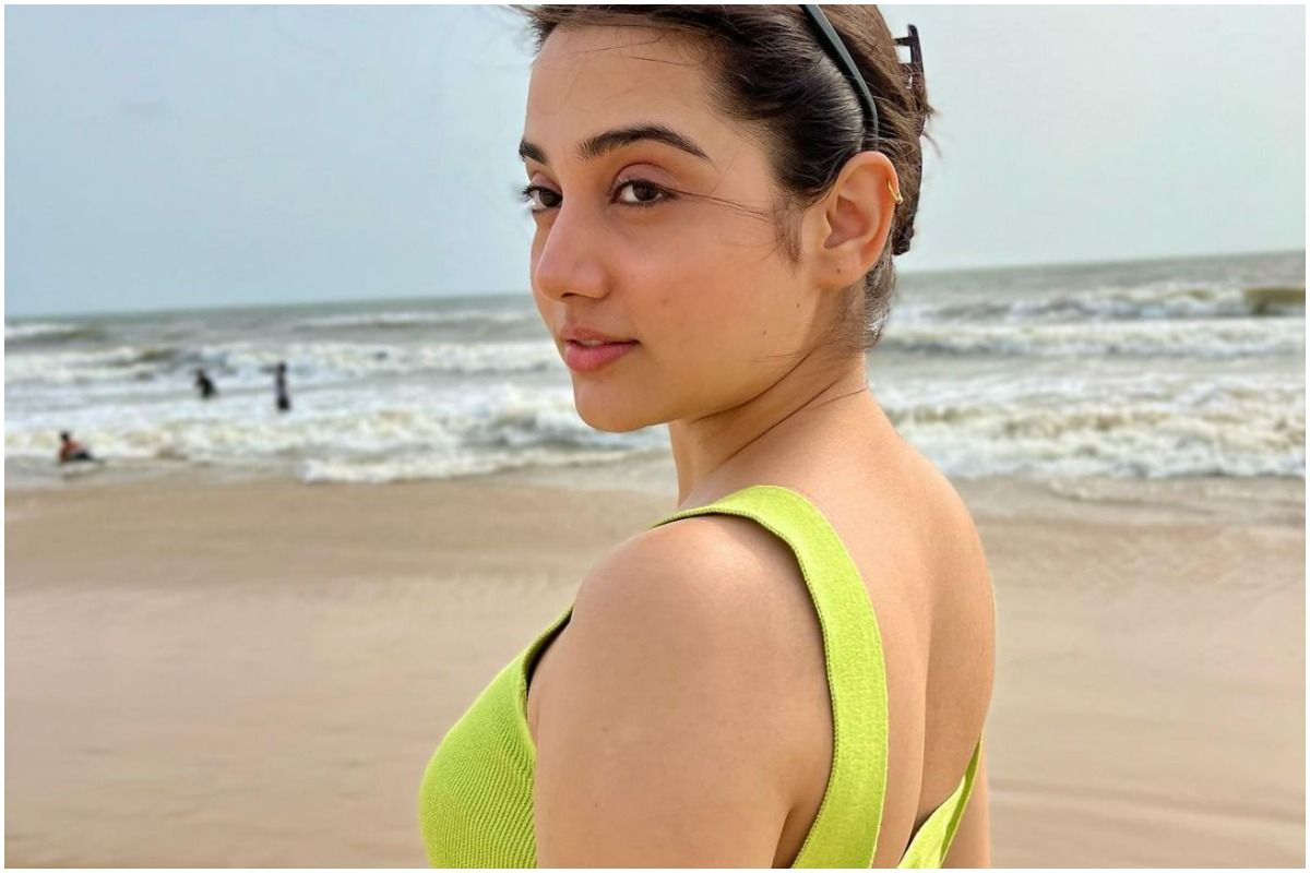 Urfi Javed’s Baby Sister Asfi Slays Like a Diva in Beachside Hot Pics