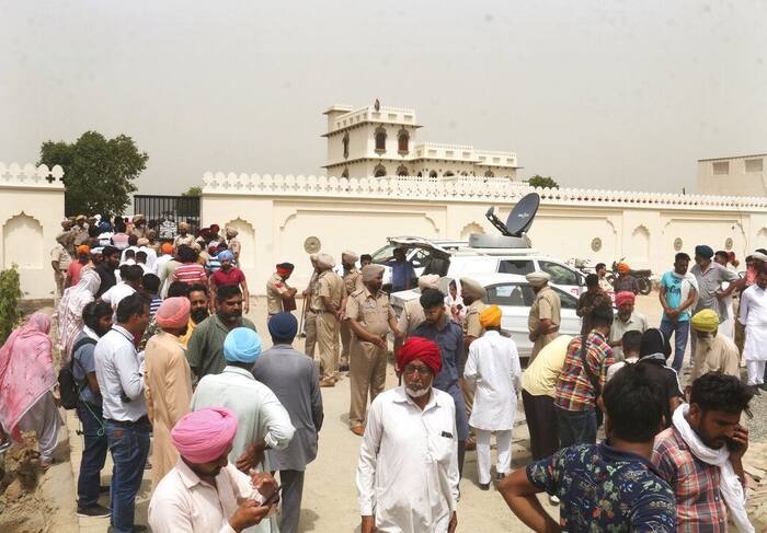 Sidhu Moose Wala Murder: Huge Crowd Gather Outside His Residence in Mansa; Cremation At 12 PM Today | LIVE