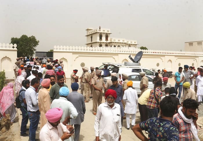 Sidhu Moose Wala Murder: Huge Crowd Gather Outside His Residence in Mansa; Cremation At 12 PM Today | LIVE