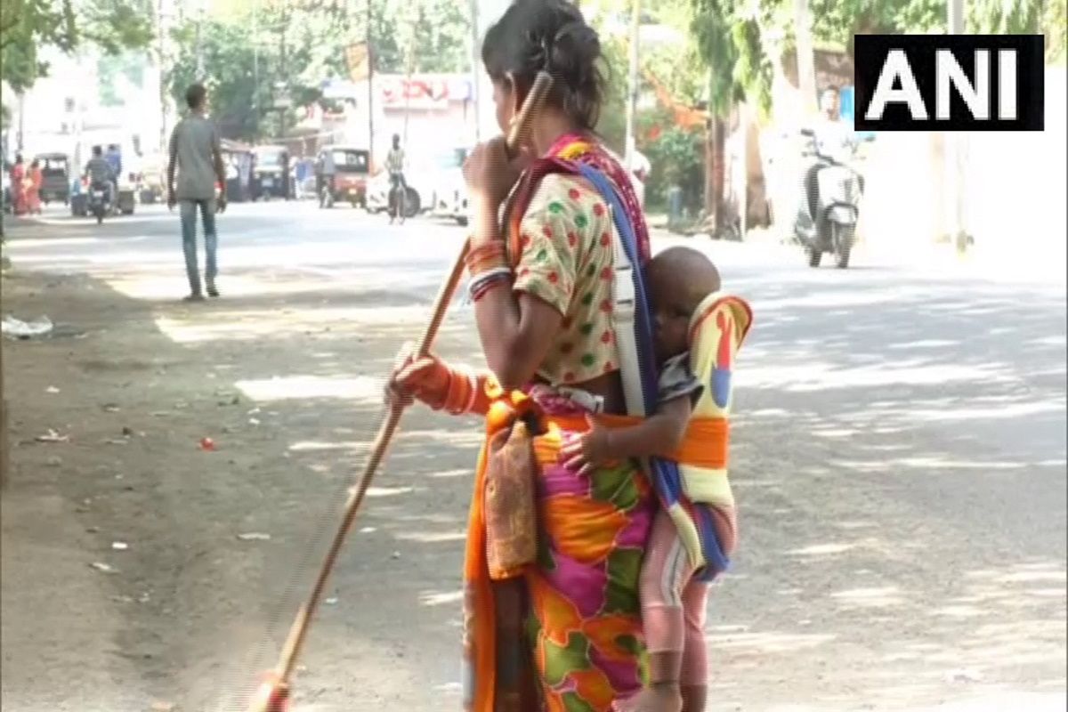 ओडिशाः बच्चे को पीठ पर बांधकर रोड की सफाई करती है यह महिला सफाईकर्मी, वीडियो वायरल