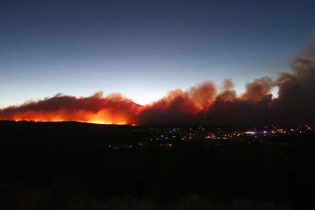 Western Wildfires Force Evacuations in Arizona, California