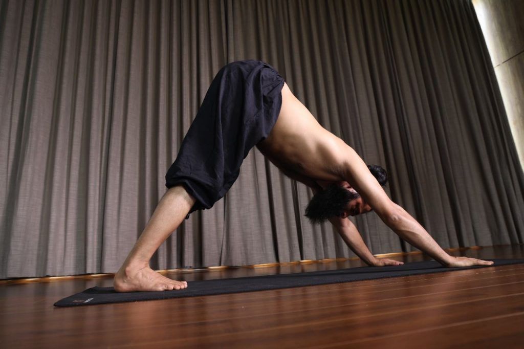 5 yoga asanas to get rid of love handles