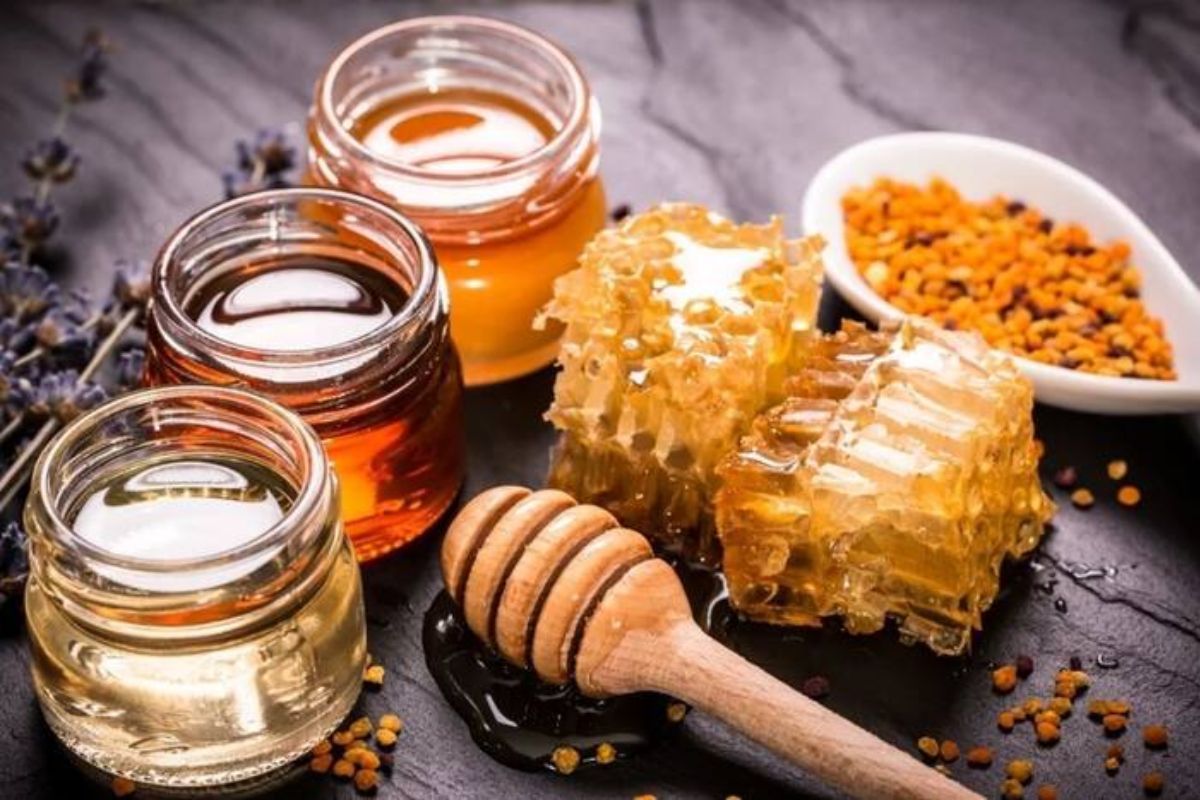 Benefits Of Honey : पावसाळ्यात मध ठरतो वरदान! या आजारांपासून मिळेल सुटका