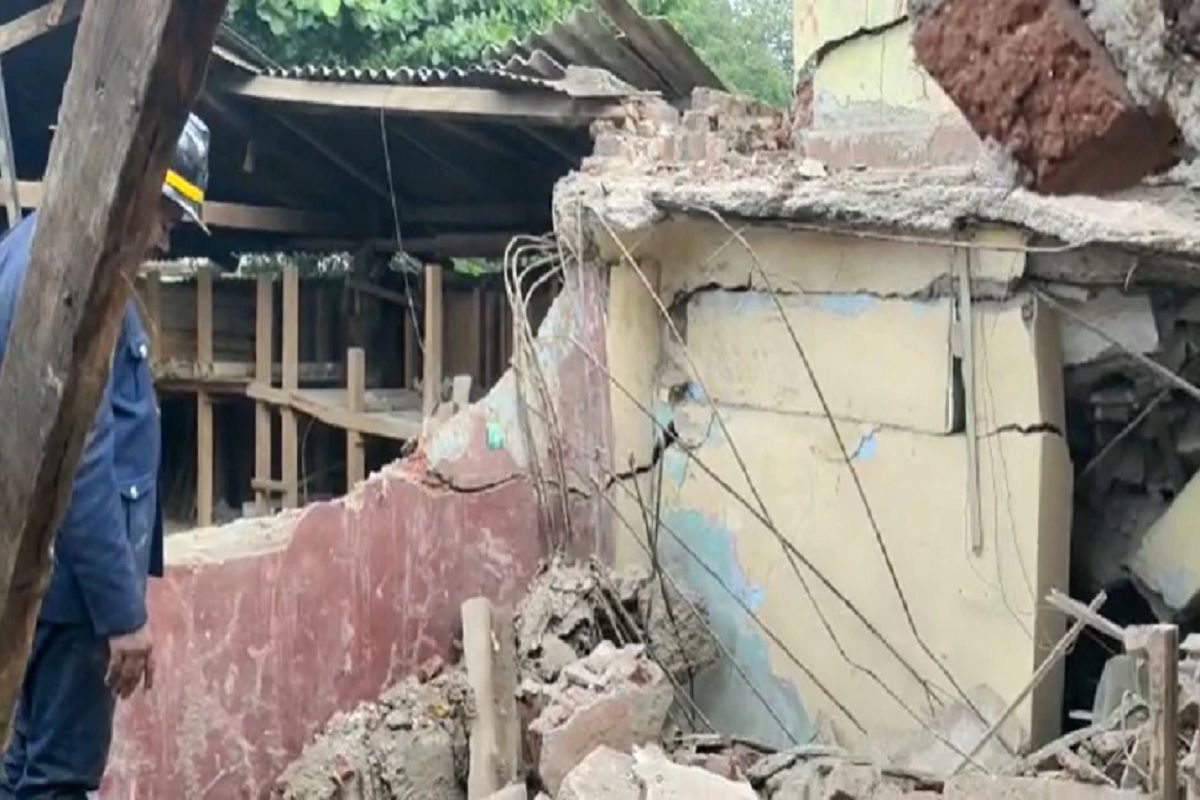 Building collapsed at Kalyan: मुंबईतील कुर्ल्यानंतर कल्याणमध्ये कोसळली इमारत; एकाचा मृत्यू, दोघे सुखरुप
