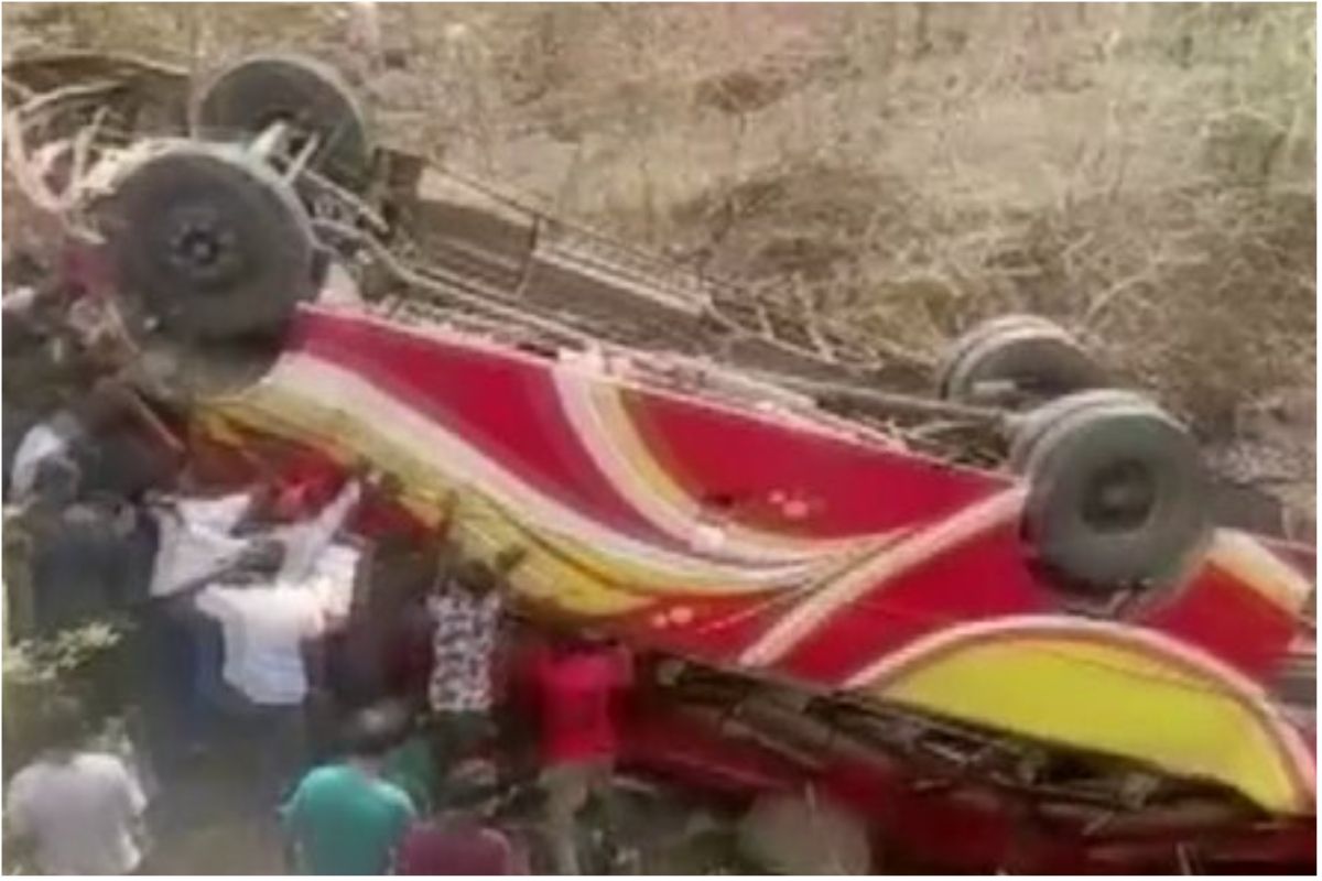इंदौर में 50 मीटर गहरी खाई में गिरी यात्रियों से भरी बस, 6 लोगों की मौत, कई घायल