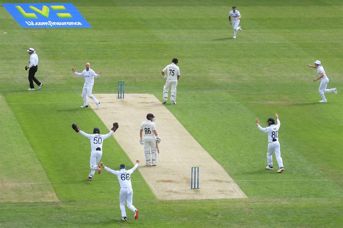ENG vs NZ: अरे! साथी बल्लेबाज की गलती से हेनरी निकोल्स कैच आउट, देखें- अजीबो-गरीब विकेट का यह VIDEO