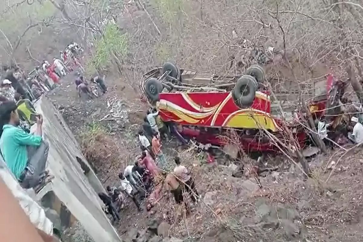 Indore Accident: मोठा अपघात! 50 फूट खोल दरीत कोसळली बस, 6 जणांचा मृत्यू, अनेक जखमी