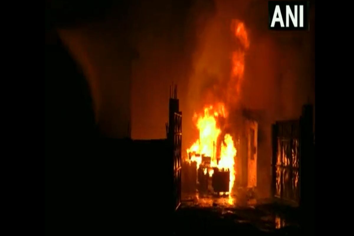 नोएडा: चिकित्सक के बंगले में पूजा के लिए जलाए गए दीपक से लगी आग, 13 लोगों को बचाया गया