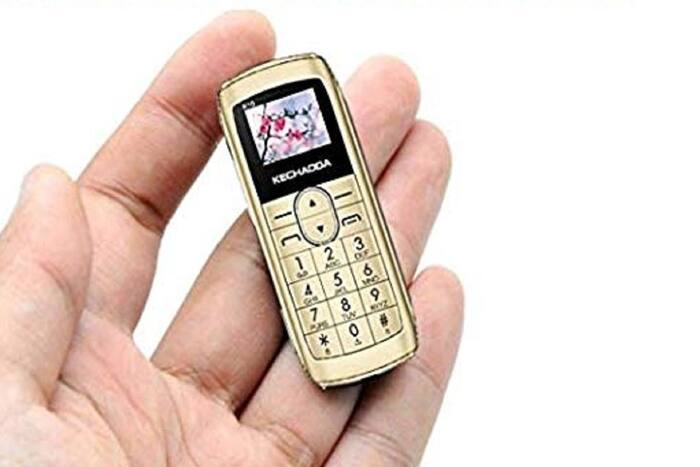 उंगली से भी छोटा है ये मोबाइल फोन, 1,500 रुपये से कम कीमत में हो रहा है ...