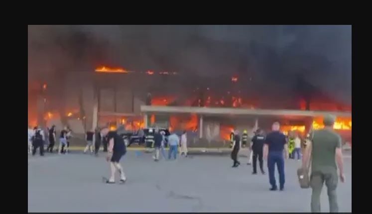 10 Killed, 40 Injured as Missile Strike Hits 'Crowded' Mall in East Ukraine | Video