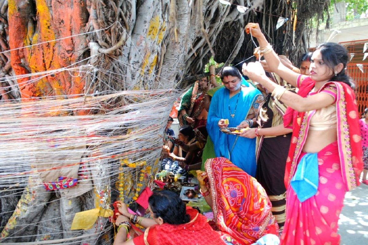 Vat Purnima Pooja Special वटपौर्णिमानिमित्त वटवृक्षाला पूजायला जाताय