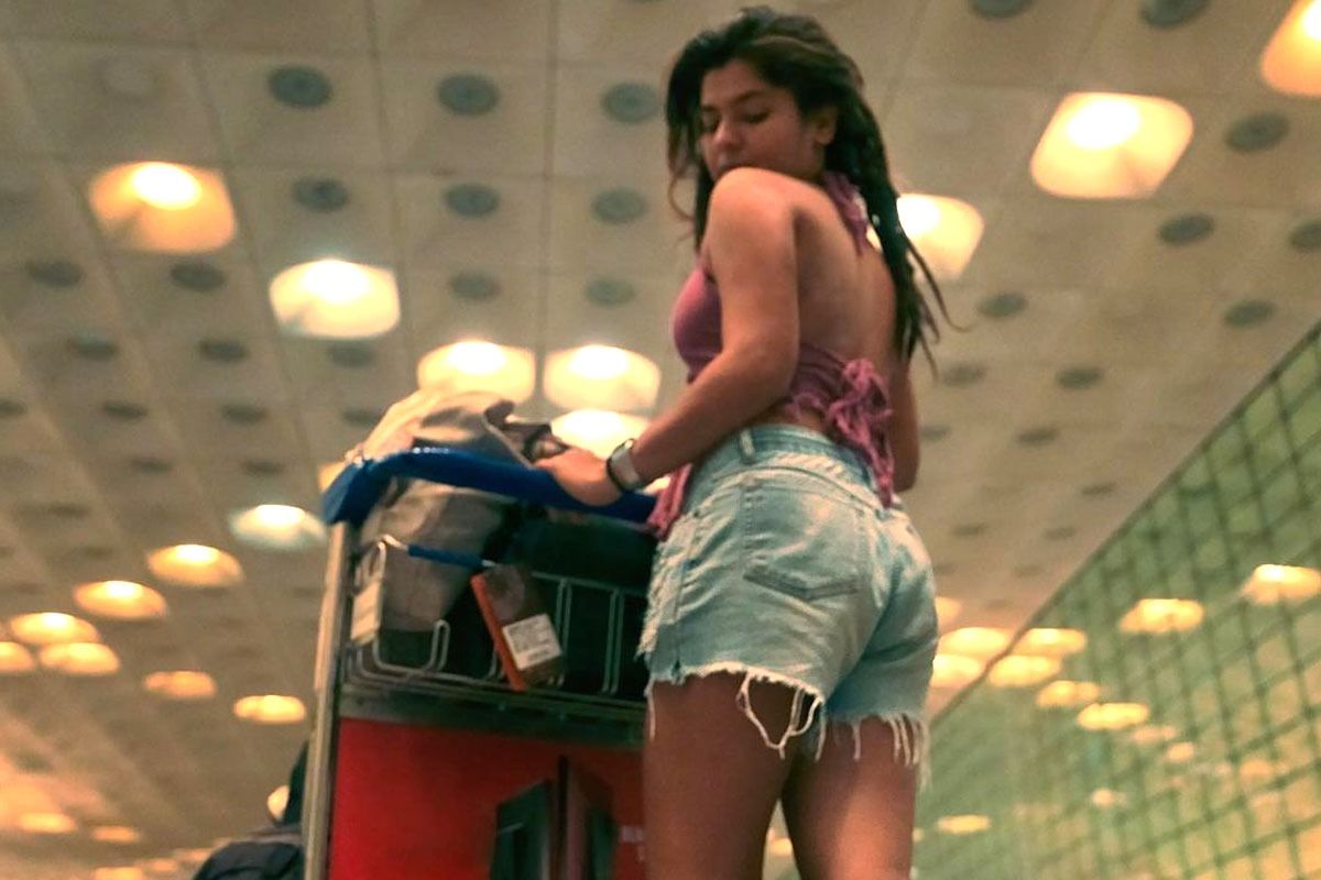 Bhide Is Madhvi Sex Video - Taarak Mehta Ka Ooltah Chashmah Fame Nidhi Bhanushali Aka Sonu Drops Hot  Airport Look in Halter Neck Bralette And Denim Shorts