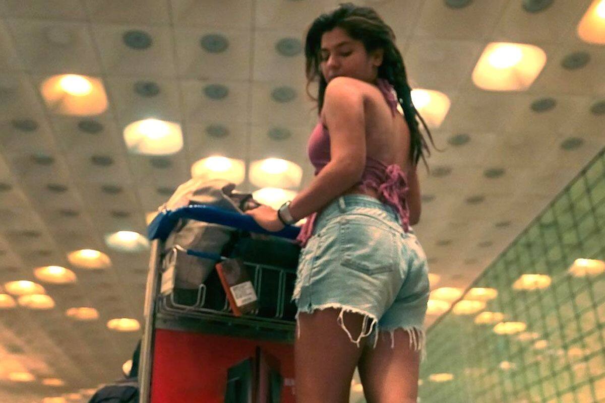Sonu Sex - Taarak Mehta Ka Ooltah Chashmah Fame Nidhi Bhanushali Aka Sonu Drops Hot  Airport Look in Halter Neck Bralette And Denim Shorts