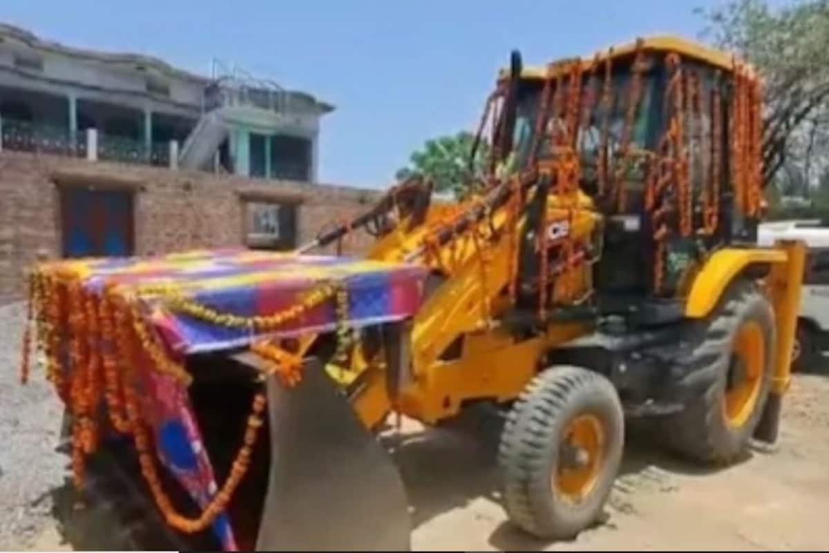 UP Groom Ditches 'Ghodi', Rides Bulldozer to Bride's House; Video Goes Viral