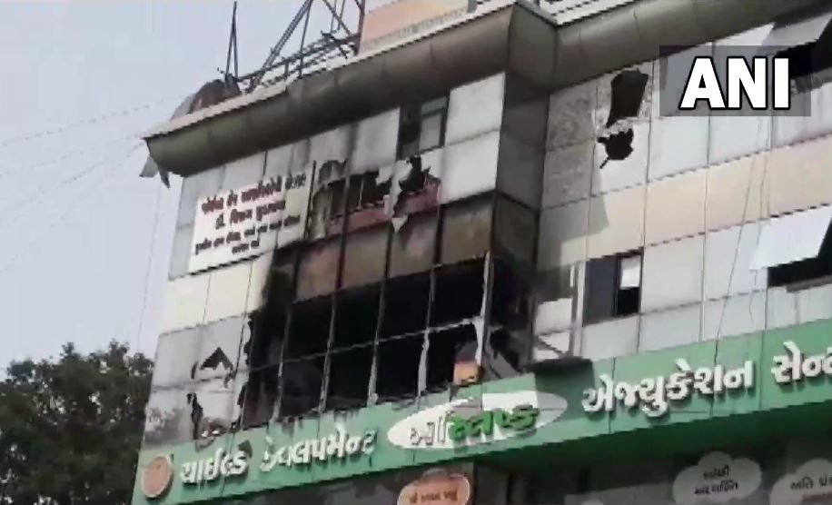 Major Fire in Ahmedabad Complex; 10 Children Among 50 Rescued From Hospital Located in Building | Visuals
