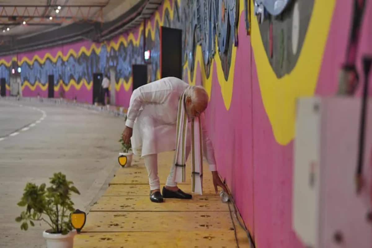 Video: PM Modi Picks Up Litter with Bare Hands at Newly Inaugurated ITPO  Tunnel at Delhi