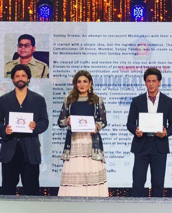 Shah Rukh Khan poses with Farhan Akhtar and Raveena Tandon