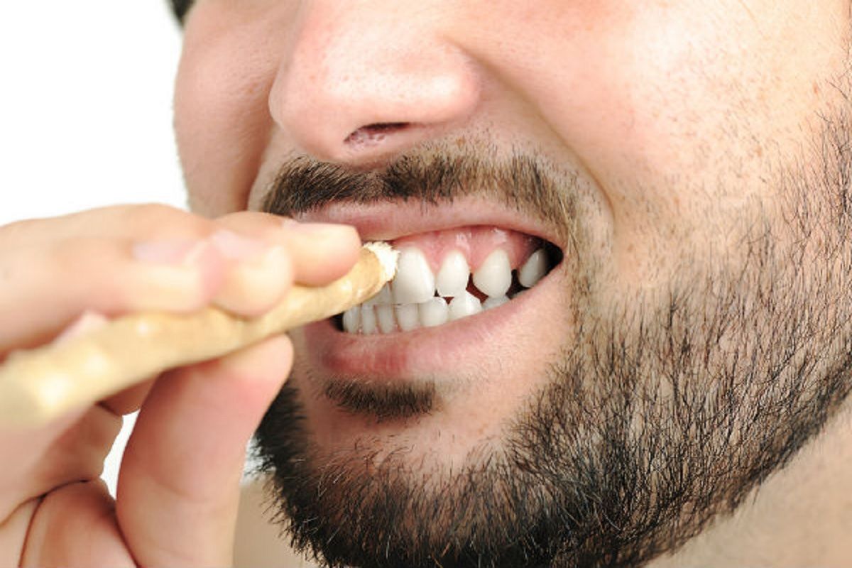 Teeth Care Tips : तुम्हाला दातांशी संबंधित समस्या आहे का? मग करा 'हा' रामबाण उपाय