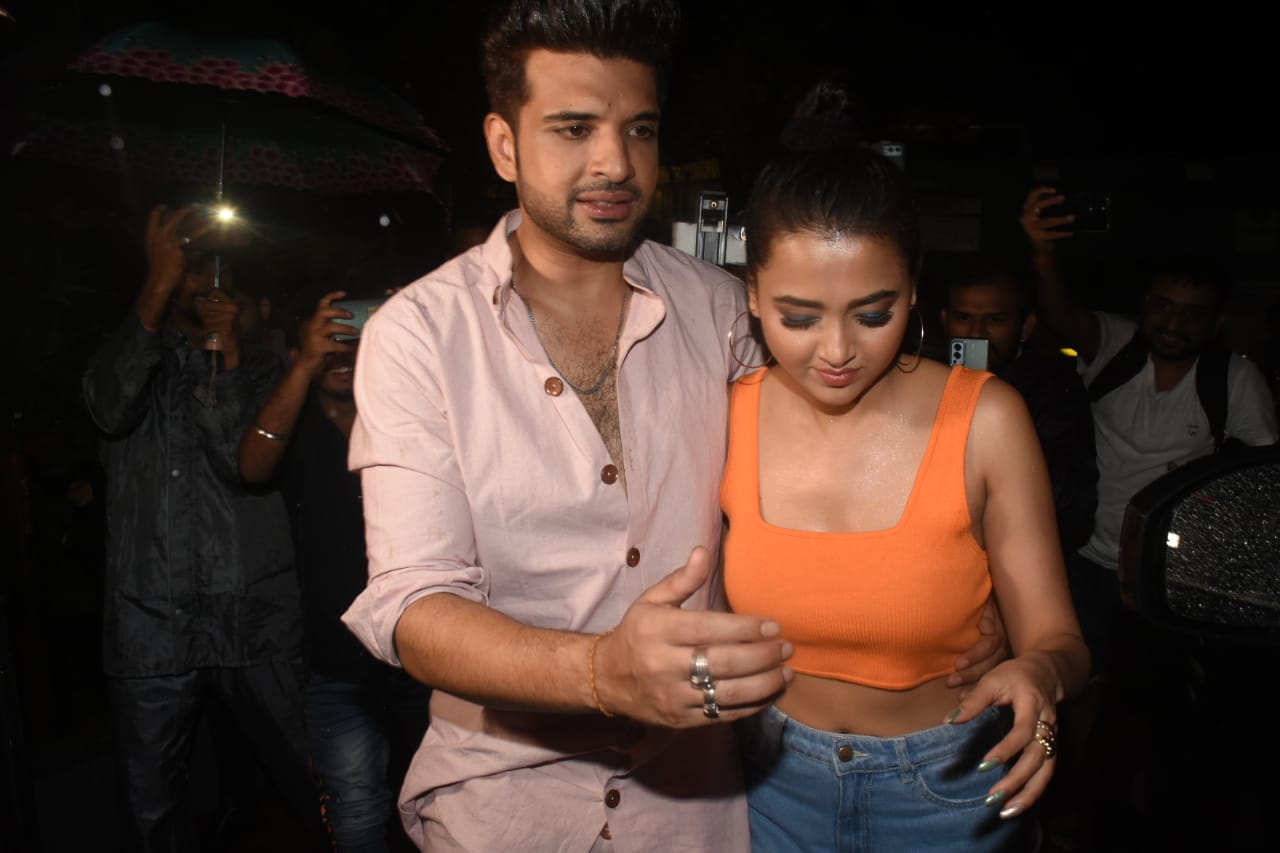 Karan Kundrra Turns Protective Boyfriend While Getting Papped On Date Night With Tejasswi Prakash 7161