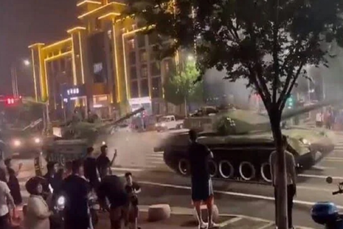 According to reports, Chinese Peoples Liberation Army (PLA’s) tanks were on the streets to protect the banks.