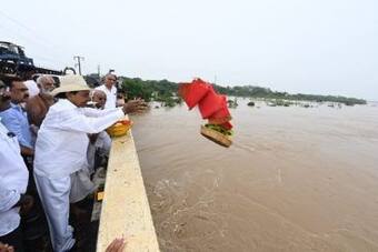 Telangana CM Sees 'Cloudburst' Conspiracy Behind Godavari Floods, Performs  Puja For Relief | PHOTOS
