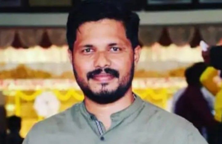 Praveen Nettaru, the BJP youth worker was heading home after closing his shop Akshaya Poultry Farm late Tuesday evening when the unknown assailants hacked him to death