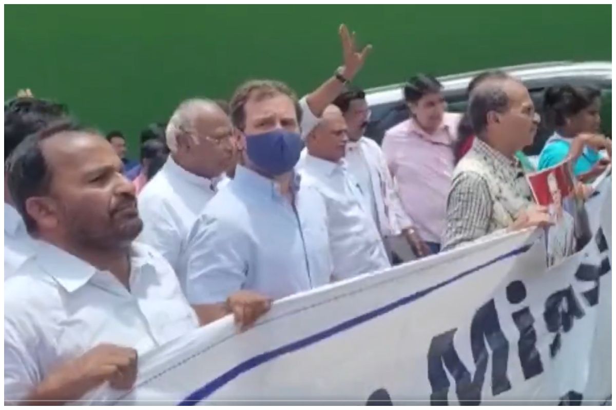 Sonia Gandhi से ED की पूछताछ के बीच हिरासत में लिये गए राहुल गांधी, कांग्रेस का विरोध-प्रदर्शन जारी | LIVE Updates