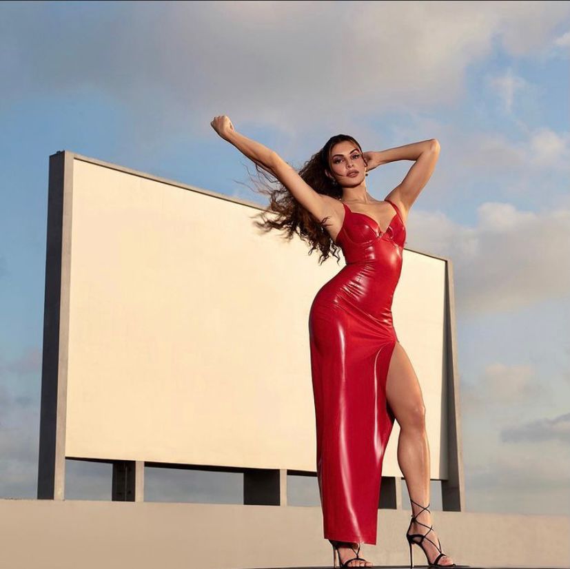 827px x 826px - Hotness Alert Jacqueline Fernandez Slays in Sexy Red High slit Dress