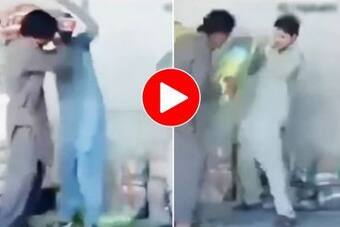 Funny Video Today: एक-दूसरे की मदद करने लगे तीन सच्चे दोस्त, मगर जो होने लगा आज हंसी नहीं रुकेगी- देखें वीडियो Funny Video Today: एक-दूसरे की मदद करने लगे तीन सच्चे दोस्त, मगर जो होने लगा आज हंसी नहीं रुकेगी- देखें वीडियो