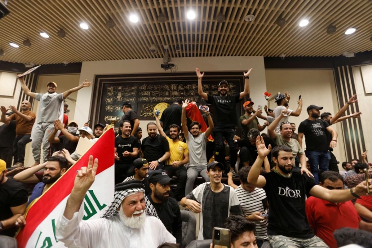 इराकी संसद पर प्रदर्शनकारियों का कब्जा, बहुत लोग मौलवी के समर्थक, जानिए क्यों घुसे यहां