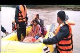 बाढ़ प्रभावित इलाके में रेस्क्यू ऑपरेशन के दौरान महिला ने दिया नवजात को जन्म