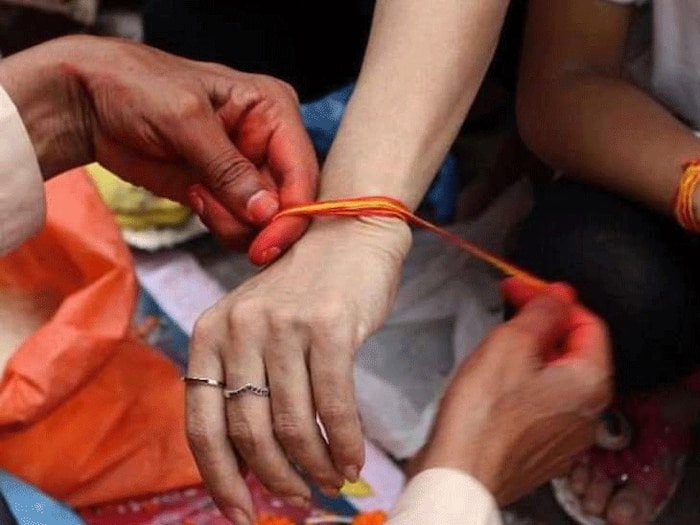 Kalava in which hand for unmarried girl
