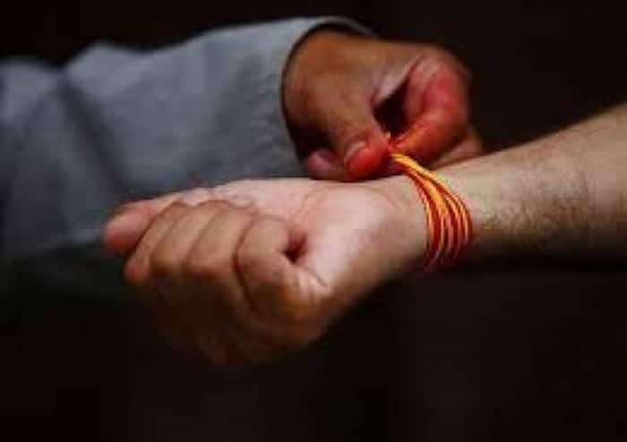 Lal kalawa hand