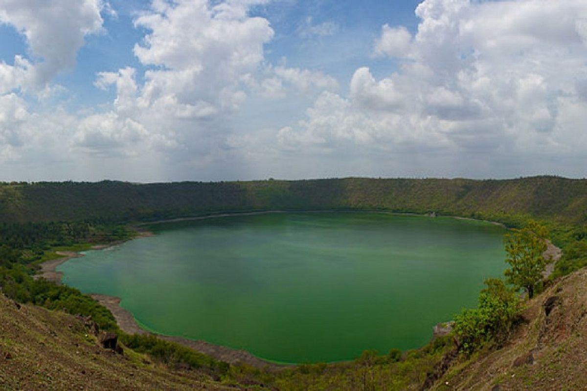 इस बार घूमिये महाराष्ट्र की लोनार झील, 52 हजार साल पहले उल्कापिंड गिरने से बनी थी