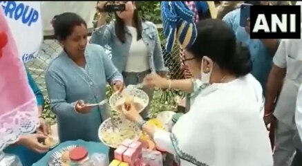 Viral Video: Mamata Banerjee Surprises Locals, Serves Panipuri to People at a Stall in Darjeeling | Watch