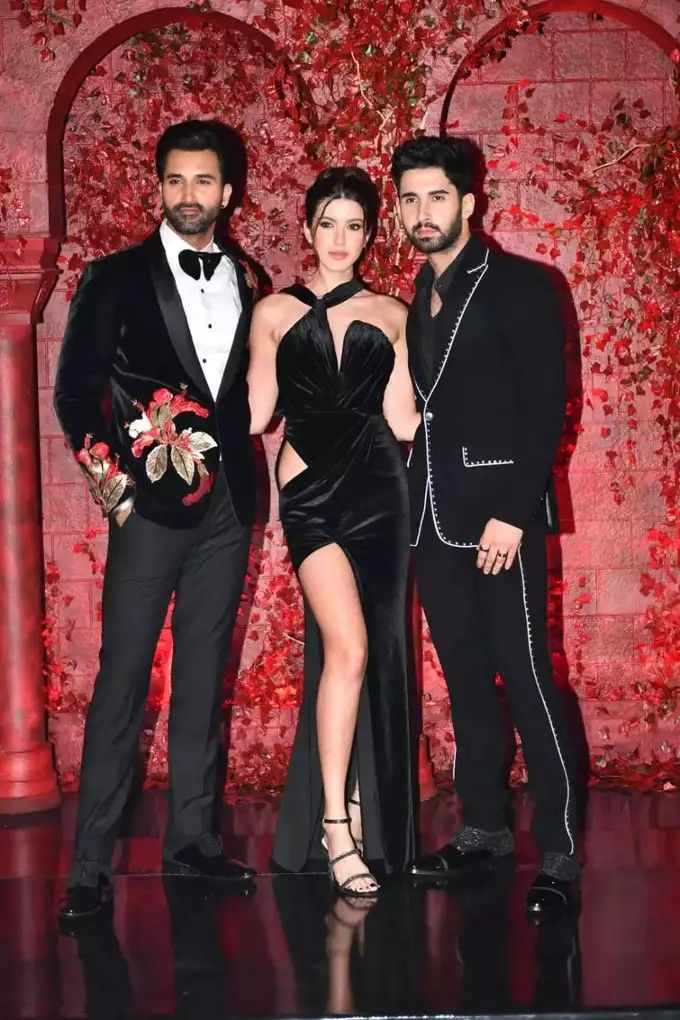 'Bedhadak' trio- Shanaya,Lakshya and Gurfateh at Karan Johar's birthday bash