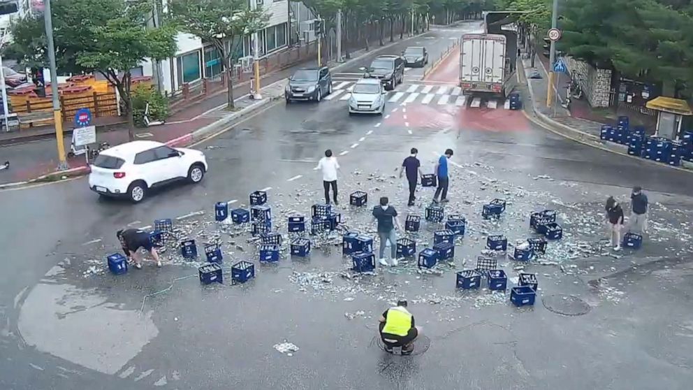 한국 맥주 회사 Cass는 한국 도로에서 대규모 유출을 청소하는 데 도움이되는 영웅을 찾고 있습니다.