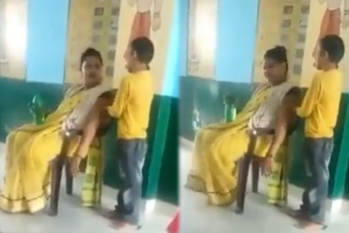 हरदोई में बच्चों से मसाज ले रही हैं टीचर, वीडियो वायरल होने के बाद हुई सस्पेंड