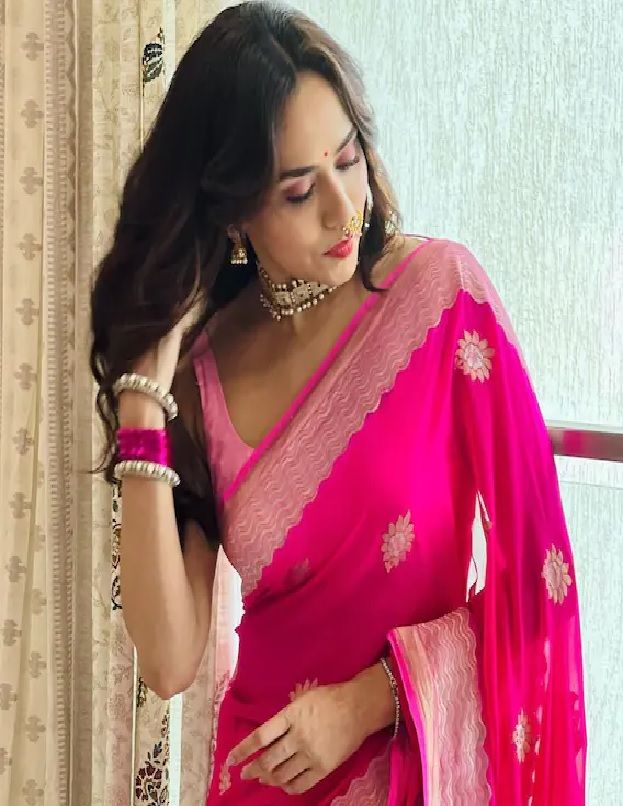 Amruta Khanvilkar in Pink saree | Fashionworldhub