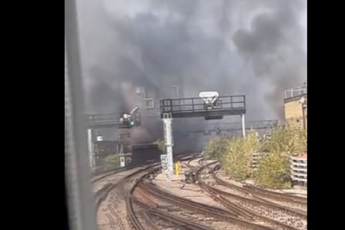 Video Massive Fire Breaks Out at Central London Railway Arch, Train