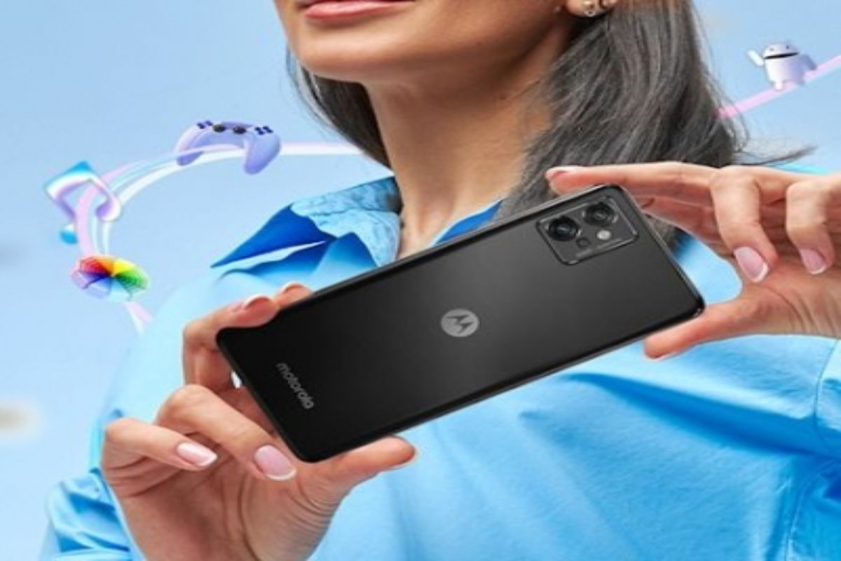  A woman in a blue shirt is holding a black Motorola smartphone with a large screen, clear camera, fingerprint sensor, and long-lasting battery, which is ideal for ridehailing drivers.