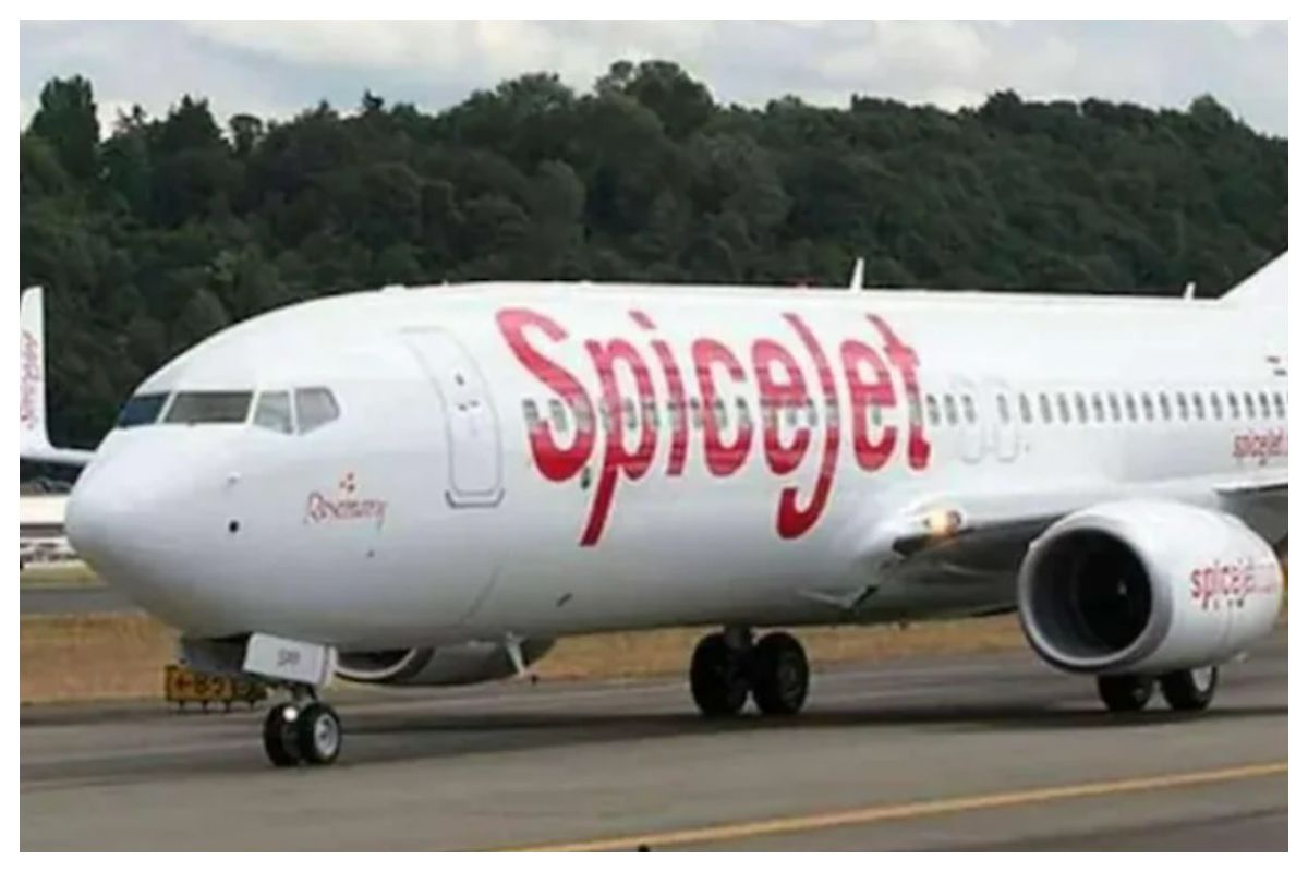 The SpiceJet flight landed safely at the Kolkata airport at around 1:27 AM.