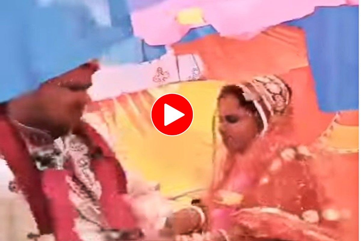 Dulha Dulhan Ka Video जयमाला के तुरंत बाद जबरदस्ती करने लगा दूल्हा भरी महफिल में दुल्हन ने जड़