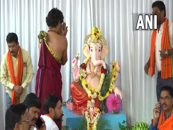 Ganesh Chaturthi 2022: तनाव और विवाद के बाद कर्नाटक के ईदगाह मैदान में स्थापित हुए गणपति, विधिवत होगी पूजा