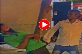 Funny Fight Video: पीते ही कराटे मास्टर बन गए दो बंदे, सड़क पर ऐसा तमाशा  किया आप हंसी नहीं रोक पाएंगे- देखें वीडियो