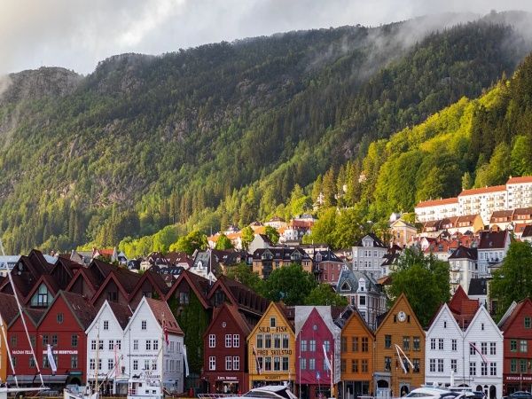 Places where sun nevere sets, midnight sun, places on earth where sun nevere sets, sun not set on these places, Norway, canda, Russia, Sweden, finland, northern lights, polar night
